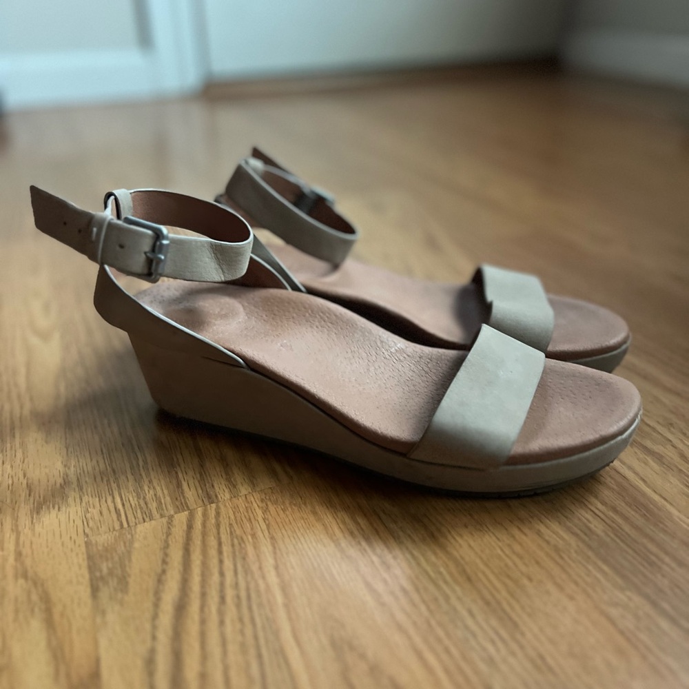 Gentle Souls By Kenneth Cole Women's Morrie Wedge Sandals Mushroom Sz 11 Comfy